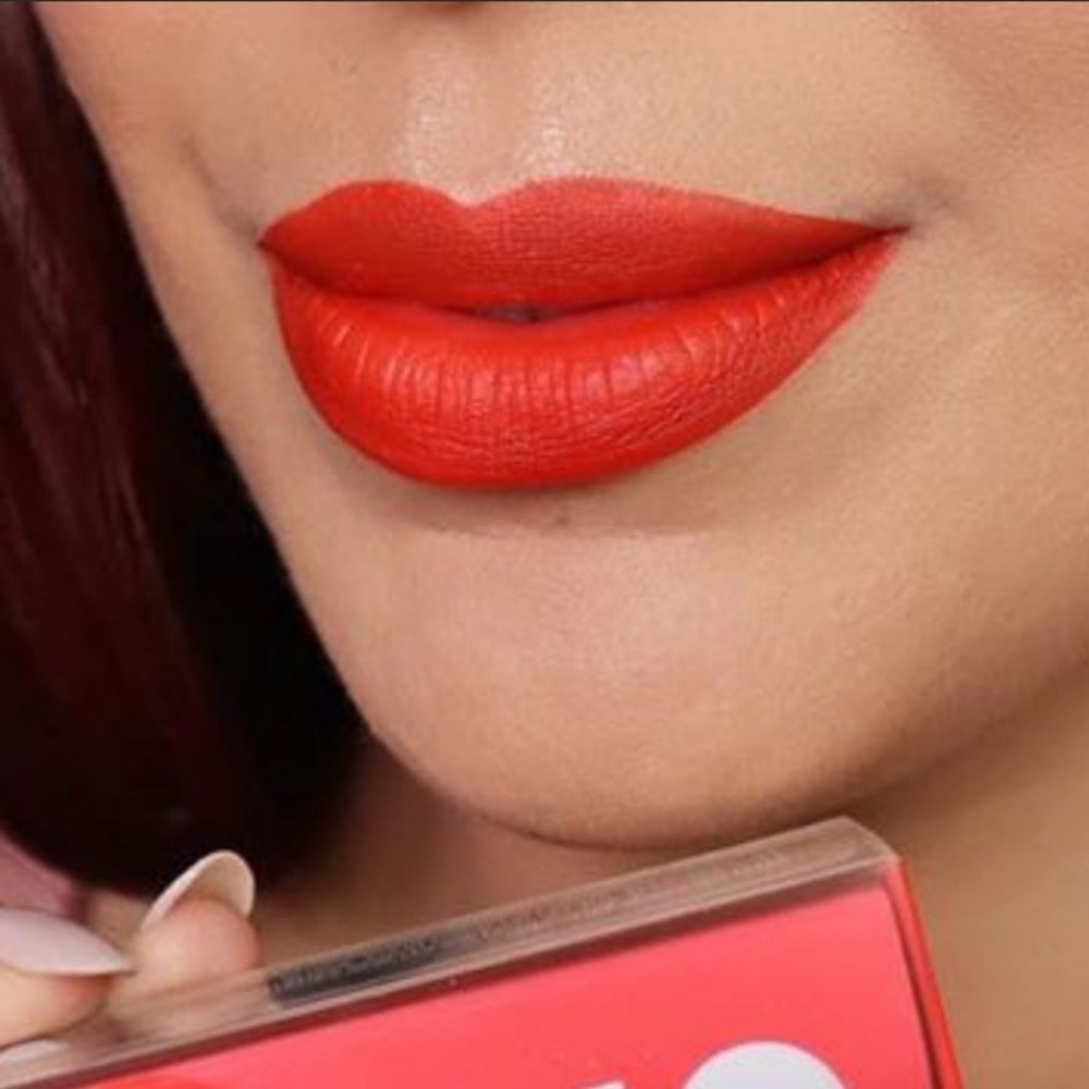 Huda Beauty liquid matte lipstick “Alluring”